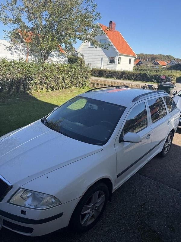Vit Begagnad 2008 Skoda Octavia Kombi | 8 000 kr (Marknadspris) - Bild 1/4