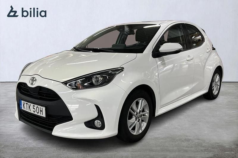 Vit Begagnad 2020 Toyota Yaris Active Halvkombi | 159 900 kr (Lite dyr) - Bild 1/4