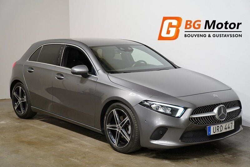 Mörkgrå (grå) Begagnad 2018 Mercedes A180 Halvkombi | 219 900 kr (Marknadspris) - Bild 1/3
