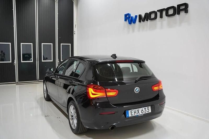 Begagnad BMW 118 Advantage 136 HK (100 kW) 2016 Svart Halvkombi