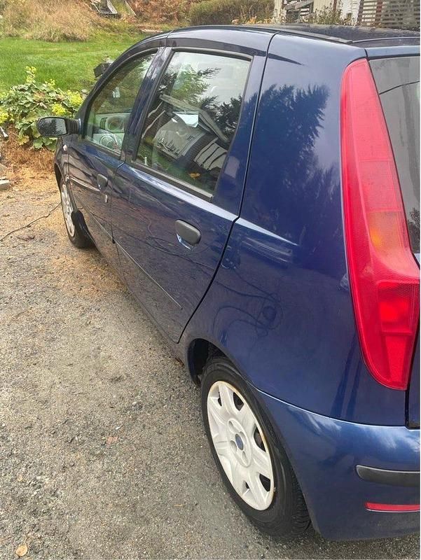 Begagnad Fiat Punto Dynamic 80 HK (58 kW) 2004 Halvkombi