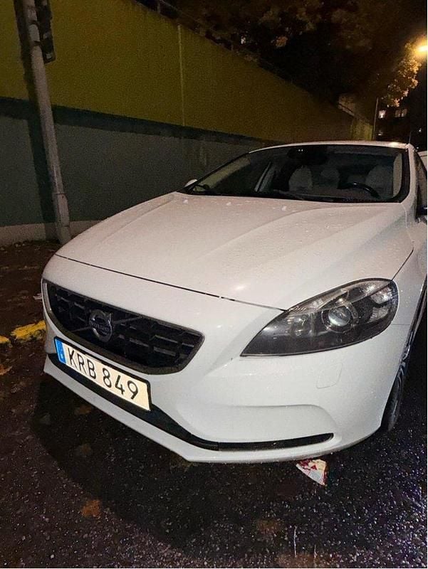 Vit Begagnad 2015 Volvo V40 Momentum Halvkombi | 149 000 kr (Marknadspris) - Bild 1/4