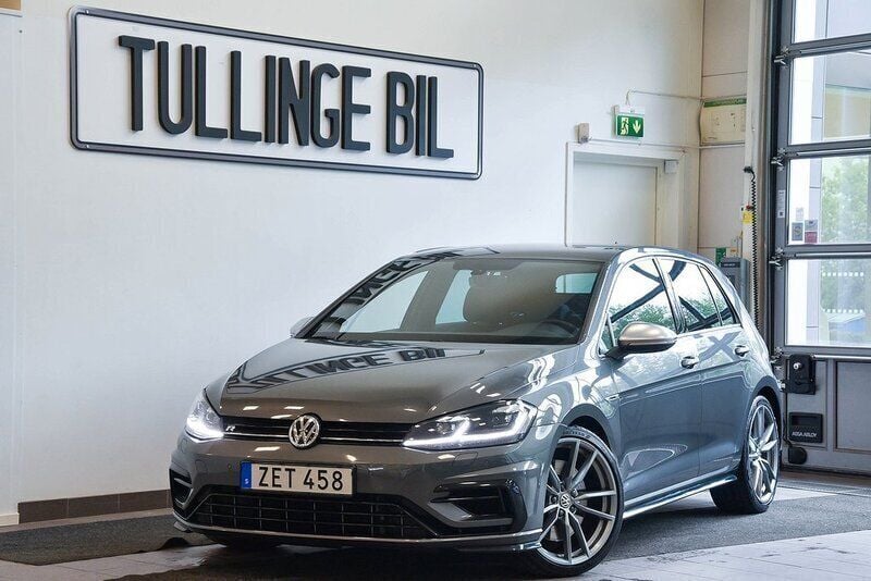 Mörkgrå (grå) Begagnad 2018 VW Golf VII R Halvkombi | 309 900 kr (Dyr) - Bild 1/4