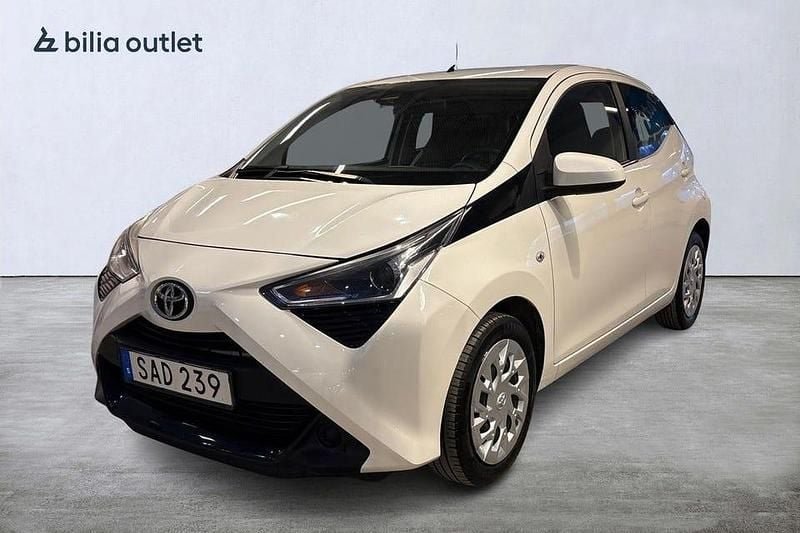 Begagnad Toyota Aygo X-play 72 HK (52 kW) 2018 Vit Halvkombi