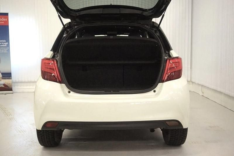 Begagnad Toyota Yaris Active 99 HK (72 kW) 2016 Vit Halvkombi