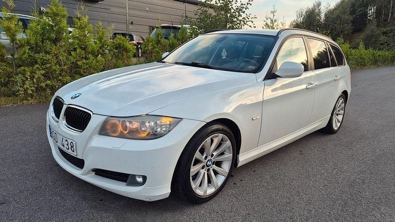 Vit Begagnad 2010 BMW 318 Kombi | 49 900 kr (Bra pris) - Bild 1/4