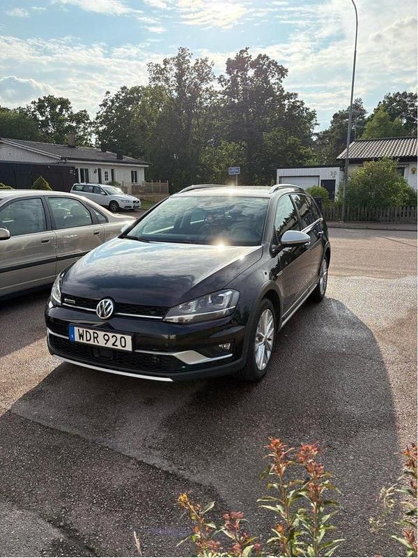 Svart Begagnad 2016 VW Golf Alltrack Kombi | 150 000 kr (Marknadspris) - Bild 1/4