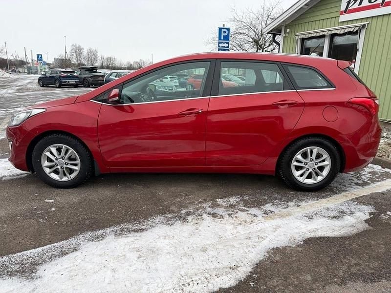 Begagnad Hyundai i30 Comfort 110 HK (80 kW) 2015 Röd Kombi