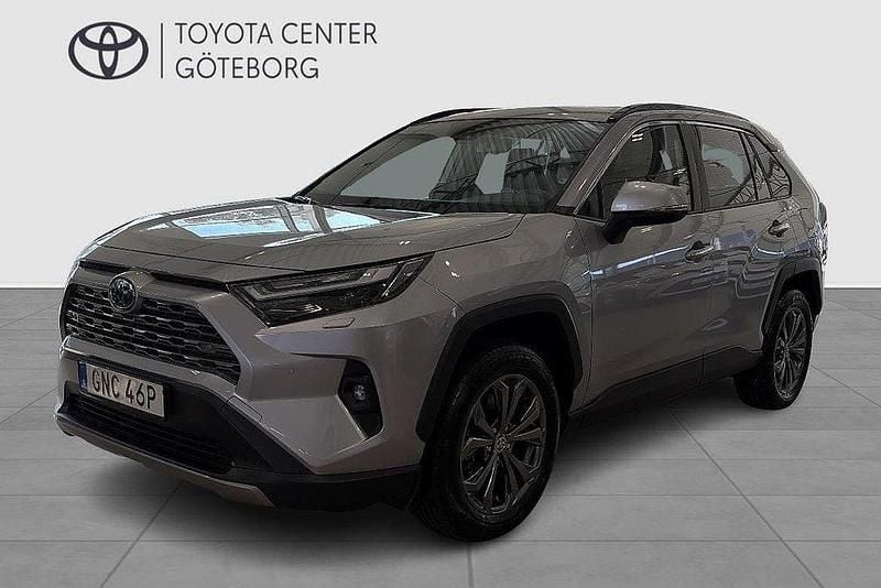 Silver Begagnad 2023 Toyota RAV4 Hybrid Executive SUV | 409 900 kr (Bra pris) - Bild 1/2