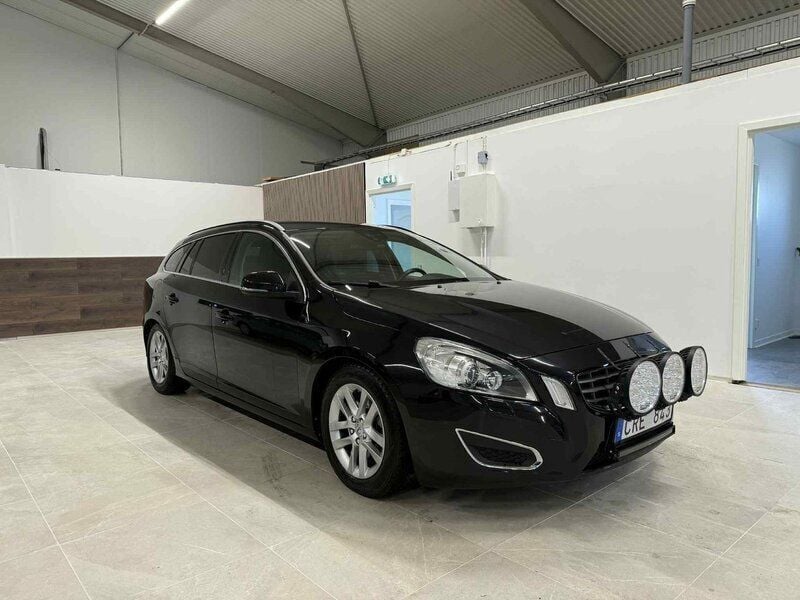 Begagnad Volvo V60 Momentum 150 HK (110 kW) 2011 Svart Kombi