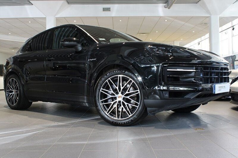 Svart (chromite black metallic) Begagnad 2024 Porsche Cayenne SUV | 1 245 000 kr (Bra pris) - Bild 1/4