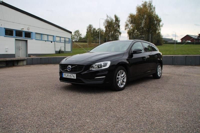 Svart Begagnad 2018 Volvo V60 Kinetic Kombi | 148 000 kr (Superpris) - Bild 1/4