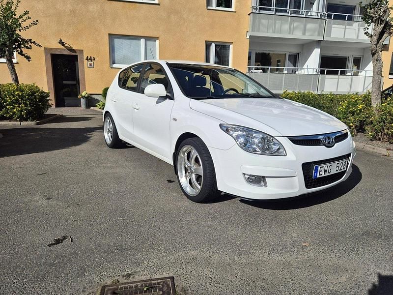Vit Begagnad 2008 Hyundai i30 Halvkombi | 70 000 kr (Dyr) - Bild 1/4