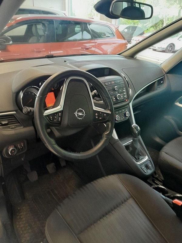 Begagnad Opel Zafira Tourer 142 HK (104 kW) 2013 Vit Minibuss