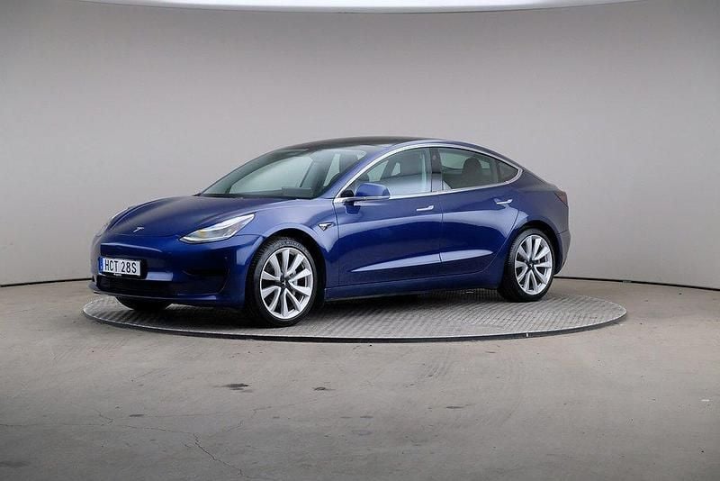 Blå Begagnad 2019 Tesla Model 3 Standard Range Plus Sedan | 210 000 kr (Marknadspris) - Bild 1/4