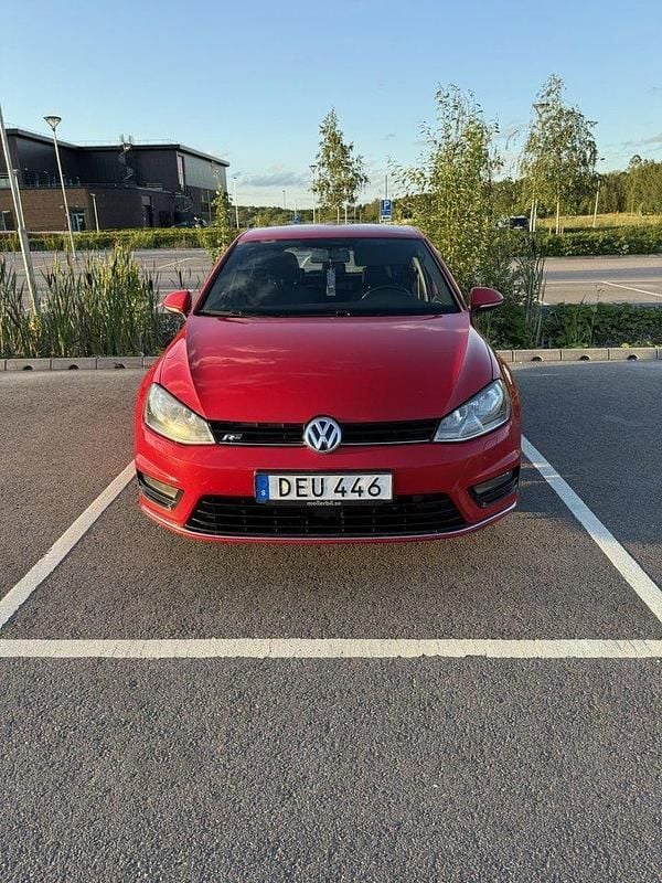 Röd Begagnad 2015 VW Golf VII R-line Halvkombi | 100 000 kr (Bra pris) - Bild 1/4