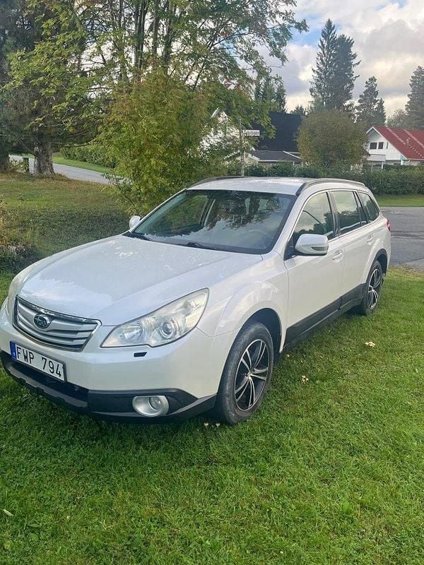Vit Begagnad 2010 Subaru Outback SUV | 69 500 kr (Marknadspris) - Bild 1/4