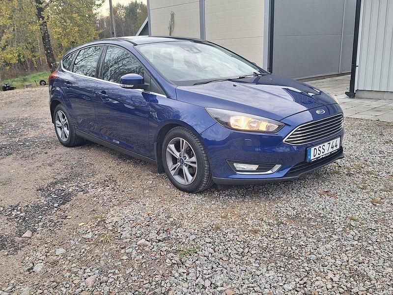 Blå Begagnad 2015 Ford Focus Titanium Halvkombi | 54 900 kr (Marknadspris) - Bild 1/4