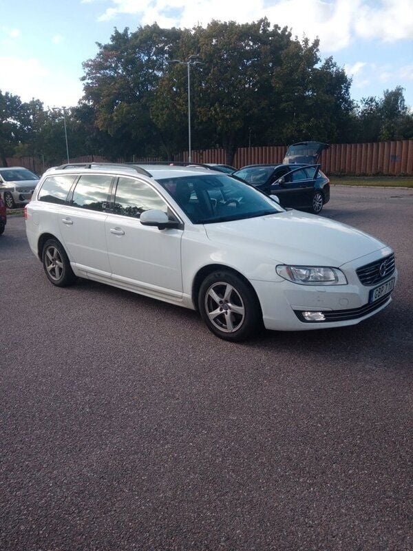 Vit Begagnad 2015 Volvo V70 Momentum Kombi | 148 500 kr (Lite dyr) - Bild 1/4