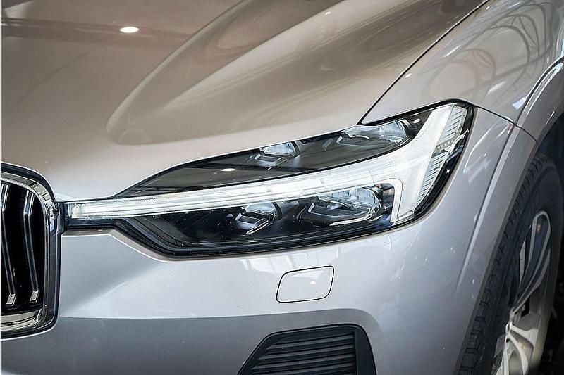 Begagnad Volvo XC60 Momentum 253 HK (186 kW) 2022 Ljusgrå SUV