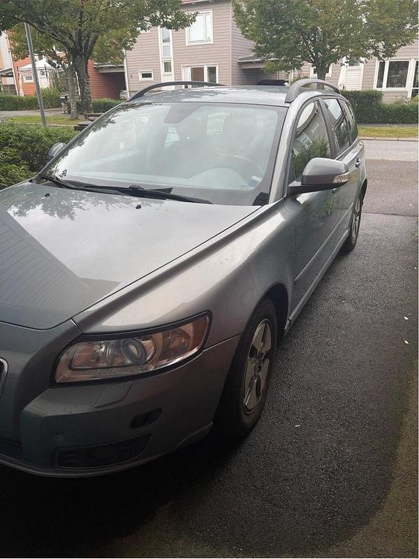Blå Begagnad 2010 Volvo V50 Momentum Kombi | 47 000 kr (Marknadspris) - Bild 1/4
