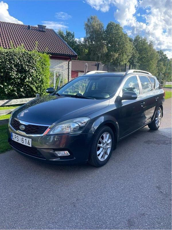 Grå Begagnad 2011 Kia Ceed Sportswagon Kombi | 65 000 kr (Marknadspris) - Bild 1/4