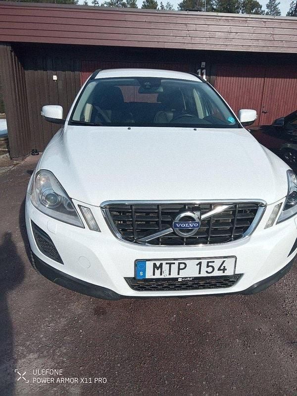 Vit Begagnad 2013 Volvo XC60 Momentum SUV | 89 000 kr (Lite dyr) - Bild 1/4