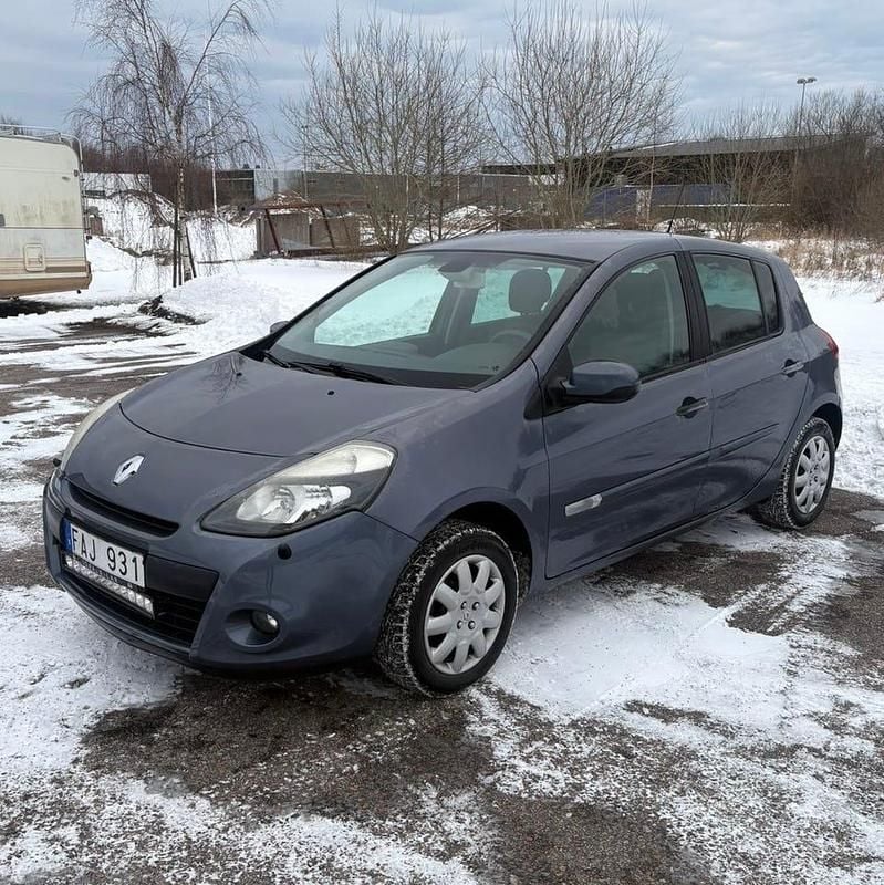 Begagnad Renault Clio II 75 HK (55 kW) 2010 Halvkombi