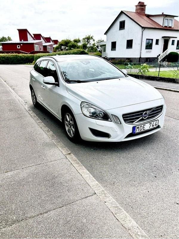Vit Begagnad 2012 Volvo V60 Momentum Kombi | 75 000 kr (Marknadspris) - Bild 1/4