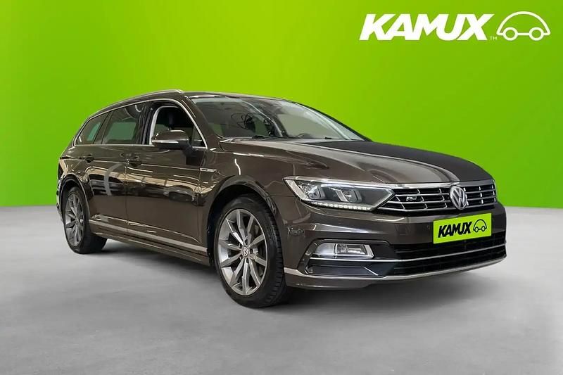 Brun Begagnad 2017 VW Passat R-line Kombi | 159 800 kr (Marknadspris) - Bild 1/4