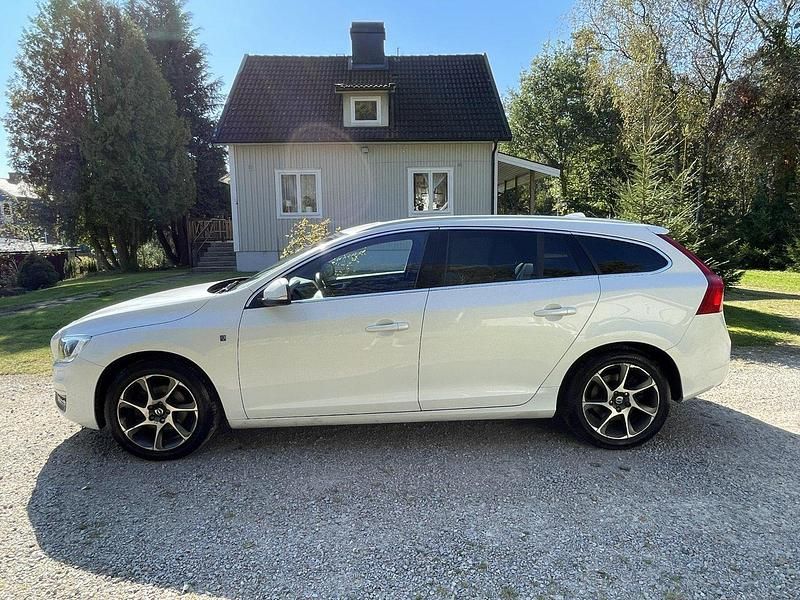 Vit Begagnad 2016 Volvo V60 Momentum Kombi | 149 000 kr (Dyr) - Bild 1/4
