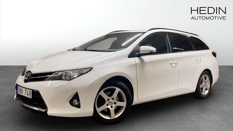 Vit Begagnad 2014 Toyota Auris Kombi | 135 000 kr (Marknadspris) - Bild 1/4