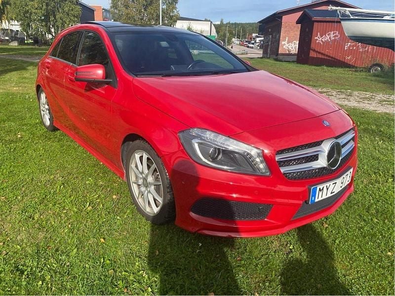 Röd Begagnad 2013 Mercedes A180 AMG Halvkombi | 128 000 kr (Marknadspris) - Bild 1/4