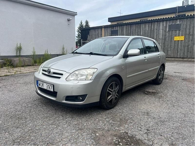 Silver Begagnad 2005 Toyota Corolla Halvkombi | 36 000 kr (Bra pris) - Bild 1/4