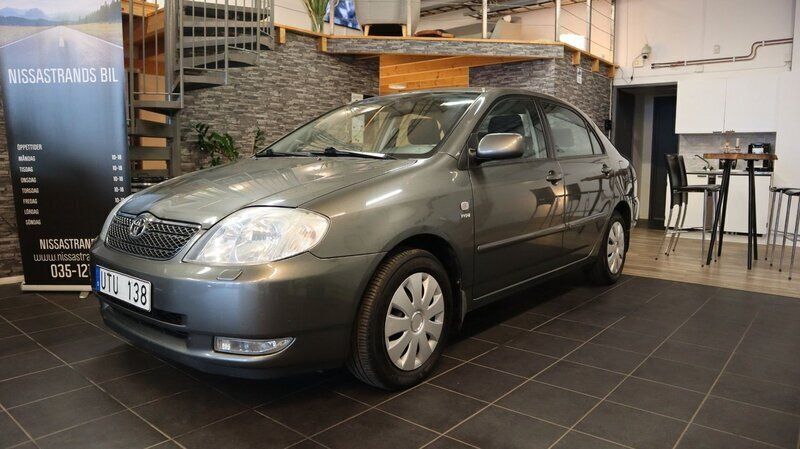 Grå Begagnad 2003 Toyota Corolla Sedan | 34 900 kr (Marknadspris) - Bild 1/4