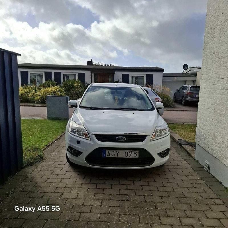 Vit Begagnad 2011 Ford Focus Platinum Halvkombi | 55 000 kr (Marknadspris) - Bild 1/4