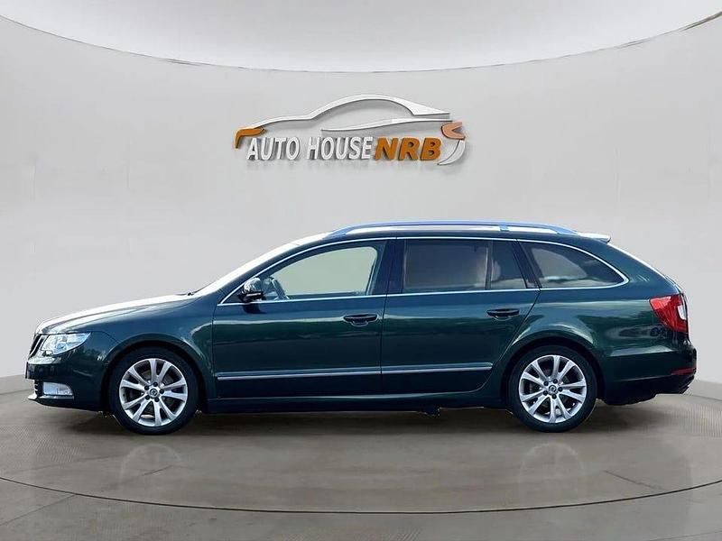 Mörkgrön (grön) Begagnad 2011 Skoda Superb Elegance Kombi | 79 500 kr (Marknadspris) - Bild 1/4