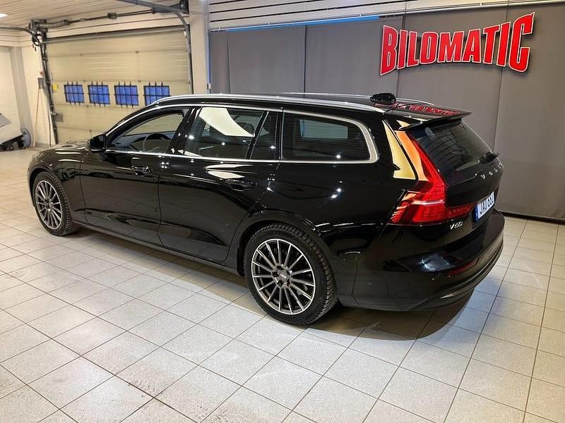 Begagnad Volvo V60 Core 350 HK (257 kW) 2023 Svart Kombi