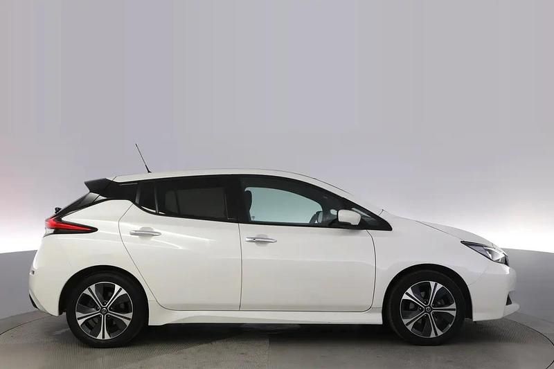 Vit Begagnad 2020 Nissan Leaf Halvkombi | 150 000 kr (Marknadspris) - Bild 1/4