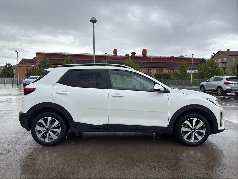 Vit Begagnad 2024 Kia Stonic Advance SUV | 250 000 kr (Marknadspris) - Bild 1/4