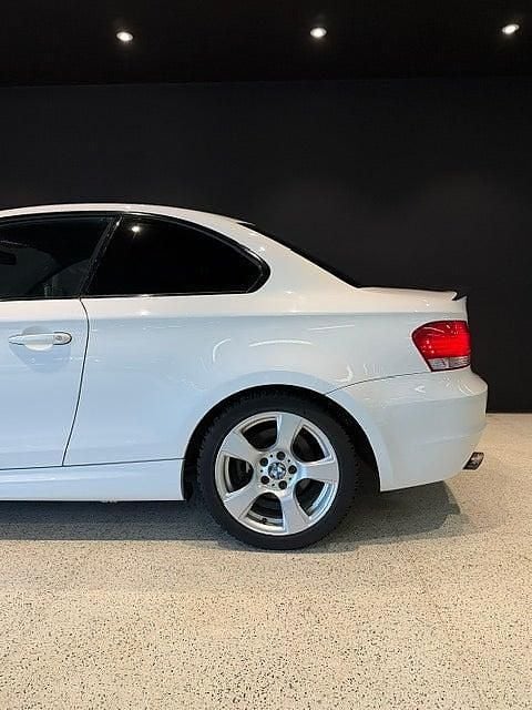 Begagnad BMW 118 M Sport 143 HK (105 kW) 2010 Vit Halvkombi