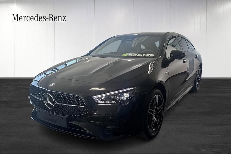 Begagnad 2025 Mercedes CLA250e Shooting Brake AMG Line Premium Kombi | 594 239 kr - Bild 1/4