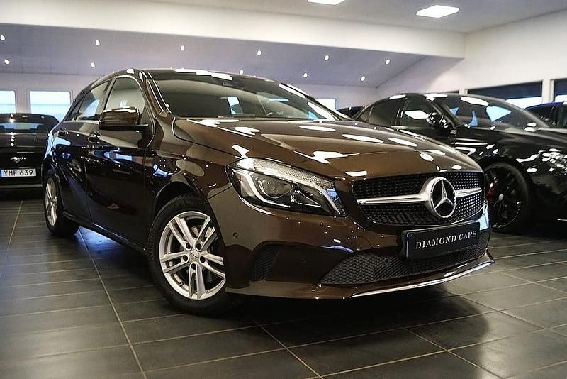 Brun Begagnad 2015 Mercedes A180 Halvkombi | 148 900 kr (Marknadspris) - Bild 1/4