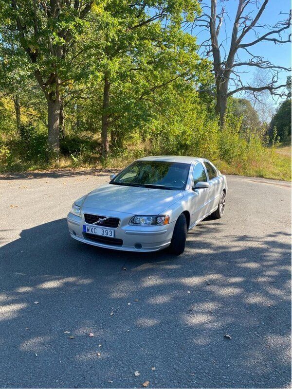 Grå Begagnad 2006 Volvo S60 Kinetic Sedan | 56 900 kr (Dyr) - Bild 1/4