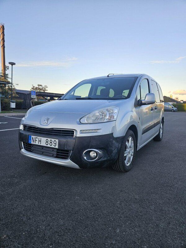 Grå Begagnad 2012 Peugeot Partner Tepee Minibuss | 52 000 kr (Marknadspris) - Bild 1/4