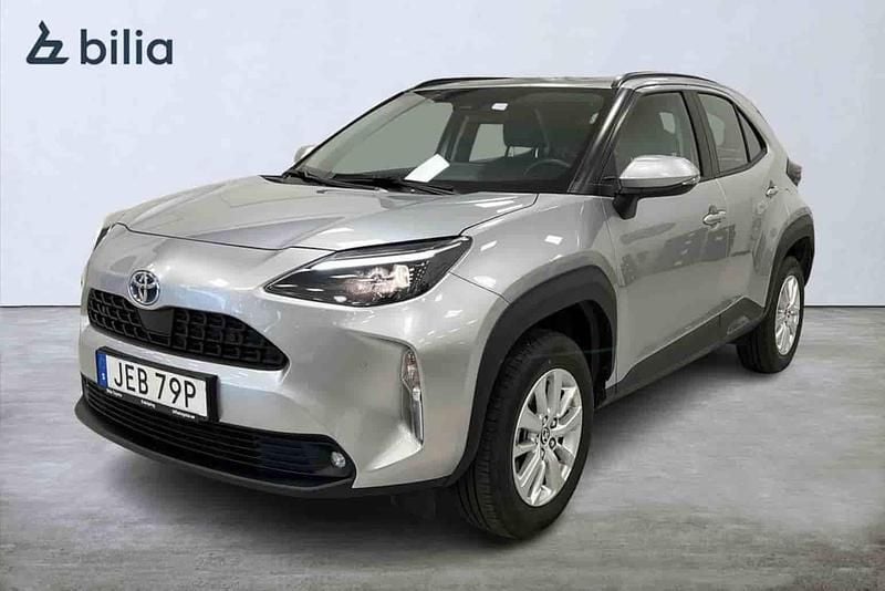 Silver Begagnad 2024 Toyota Yaris Cross SUV | 274 900 kr (Bra pris) - Bild 1/1