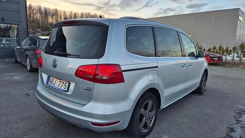 Begagnad VW Sharan 150 HK (110 kW) 2012 Silver Minibuss