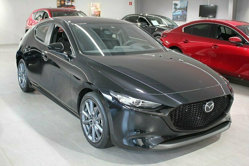 Jet black Begagnad 2021 Mazda 3 Sky Halvkombi | 219 900 kr (Marknadspris) - Bild 1/4