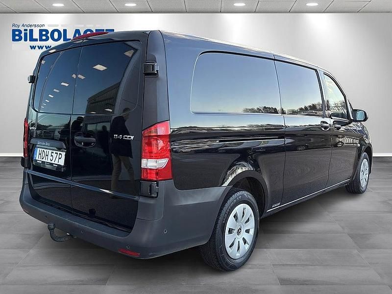 Begagnad Mercedes Vito 136 HK (100 kW) 2023 Svart Van