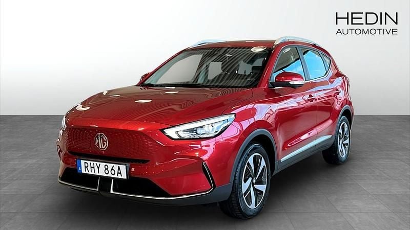 Röd (red) Begagnad 2021 MG ZS Luxury Sedan | 249 900 kr (Superpris) - Bild 1/4
